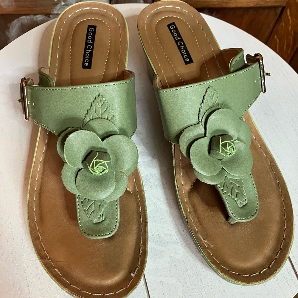 Good Choice size 10 Green Thong lightweight sandal 2.5 wedge